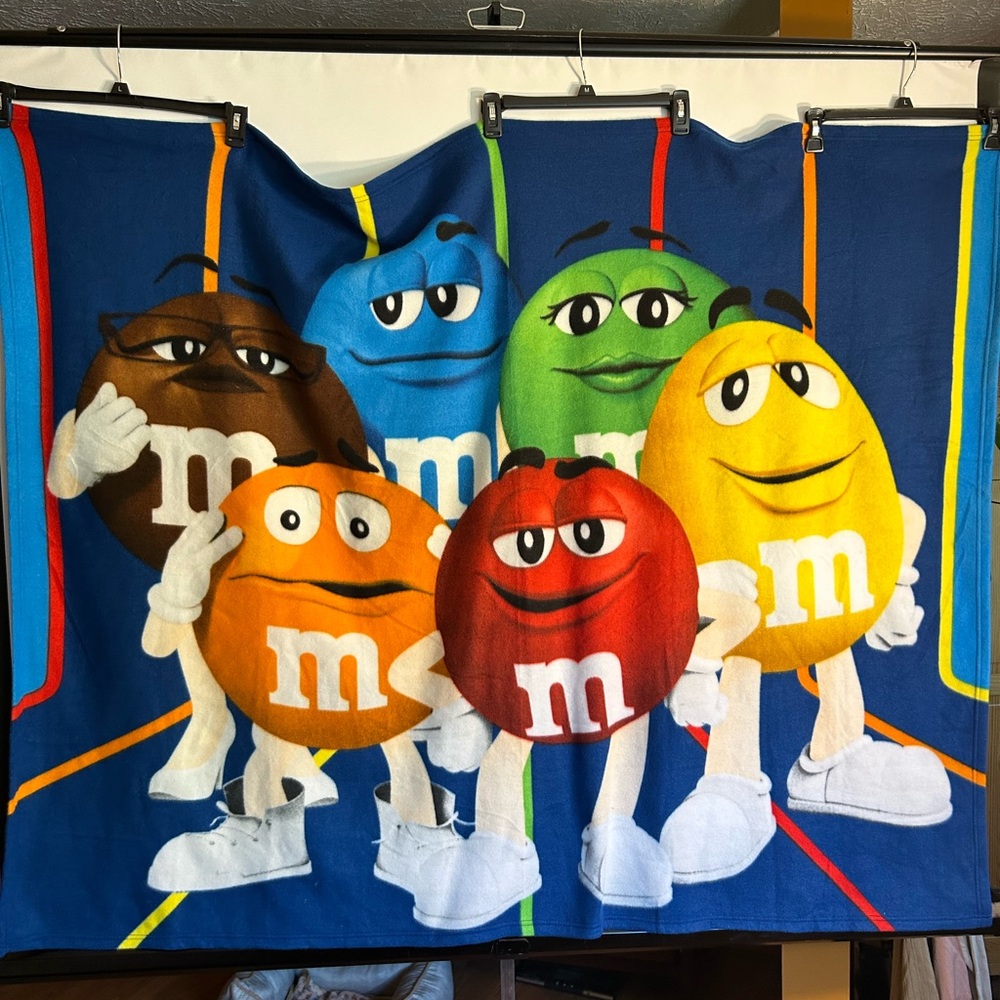 M&M’S LARGE FLEECE BLANKET/THROW WITH ALL M&M CHARACTERS SOFT POLYESTER KIDS